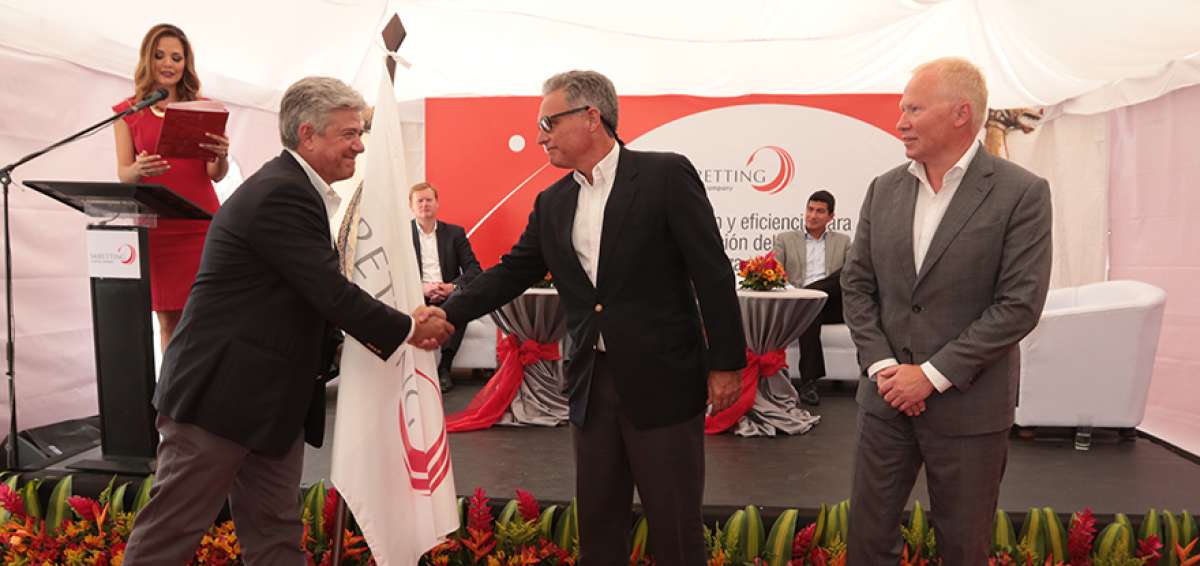 Juan Xavier Cordovez, accionista de Skretting Ecuador, le da la mano a Carlos Miranda, gerente general, y Knut Nesse, CEO de Nutreco.