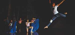 Los giros muestran la elasticidad de las bailarinas; sus movimientos expresan el argumento de las obras.