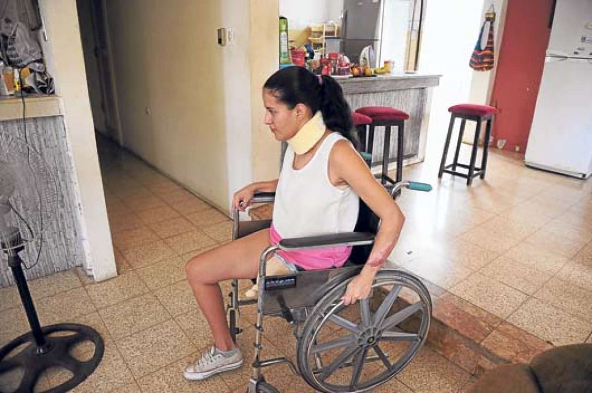Yady Fern&aacute;ndez se moviliza en una silla de ruedas en la sala de la casa de su t&iacute;a, donde se encuentra alojada. Ella a&uacute;n tiene secuelas del accidente del 16 de marzo pasado. Foto: AFP