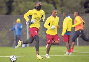 Los centrales de la selecci&oacute;n nacional, Frickson Erazo (izquierda) y Jorge Guagua, realizan trotes durante la pr&aacute;ctica en una de las canchas de Vila Ventura. Foto: EFE