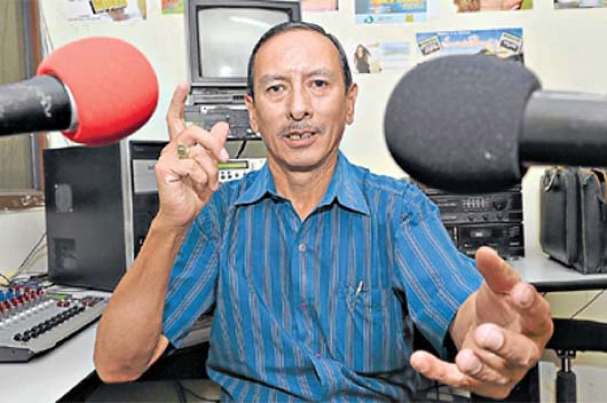 De lunes a viernes a las 07:00, Gamboa comienza el espacio  Justicia e Injusticia, en el que responde preguntas de sus oyentes acerca de situaciones legales. Foto: Roberto Ch&aacute;vez |  El Tel&eacute;grafo
