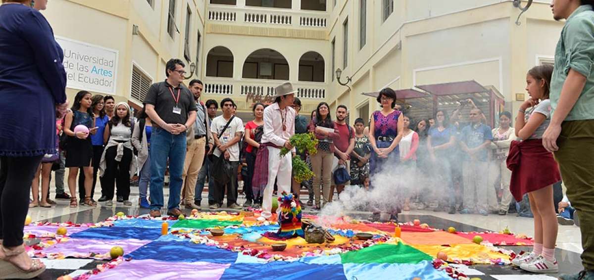 El Inti Raymi es una fiesta de los quichuas con la que celebran la terminaci&oacute;n de la cosecha. En la Costa la poblaci&oacute;n de ind&iacute;genas recuerda la tradici&oacute;n.