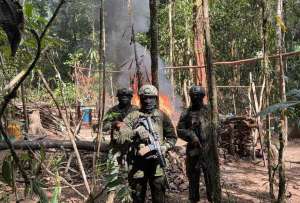 Golpe a la minería ilegal en Sucumbíos: Fuerzas Armadas inhabilitan draga artesanal y decomisan combustible
