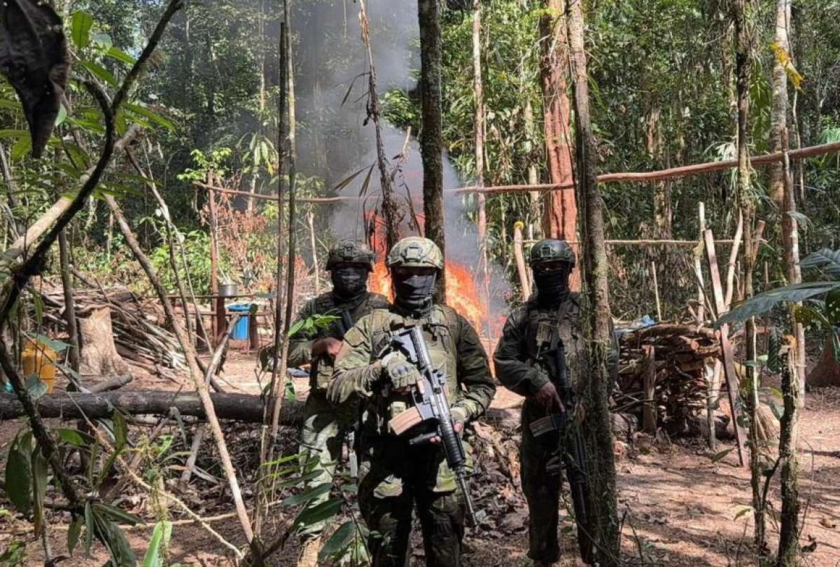 Golpe a la minería ilegal en Sucumbíos: Fuerzas Armadas inhabilitan draga artesanal y decomisan combustible