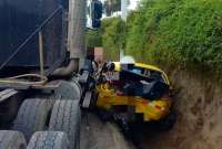 El taxi quedó destrozado, tras una colisión con un tráiler a las afueras de Quito.