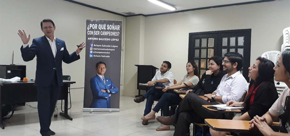 Salcedo capt&oacute; la atenci&oacute;n de los estudiantes de la UIDE.