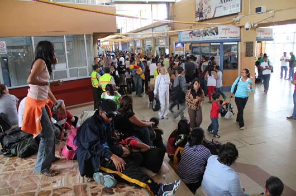 En la terminal terrestre de Cuenca el operativo de control a los veh&iacute;culos dio resultado por parte de la Polic&iacute;a y los agentes de tr&aacute;nsito. Foto: Jos&eacute; Luis Llivisaca 