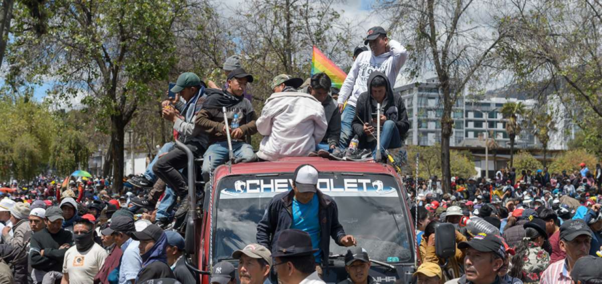 El movimiento ind&iacute;gena march&oacute; pac&iacute;ficamente por las calles del centro de Quito, aunque luego hubo ataques a la Polic&iacute;a por parte de grupos violentos.