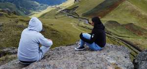 Numerosas parejas suben el imponente cerro, a 4.050 msnm, para jurarse amor. 