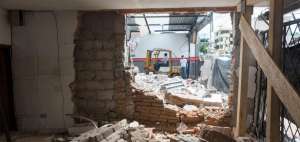 Los due&ntilde;os de la mec&aacute;nica afectada a&uacute;n recog&iacute;an ayer los escombros provocados por la explosi&oacute;n.