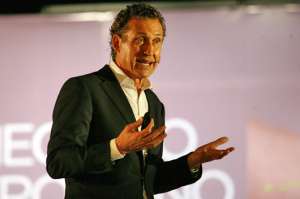 Dos horas dur&oacute; la charla del ex DT del Valencia y el Real Madrid, en un hotel de Guayaquil. Foto: Cortes&iacute;a.