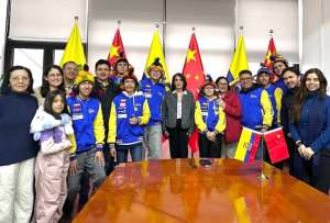 Los chicos del Colegio Marie Clarac fueron recibidos por Mar&iacute;a Soledad C&oacute;rdoba, embajadora de Ecuador en China. Participar&aacute;n en mundial de rob&oacute;tica. 