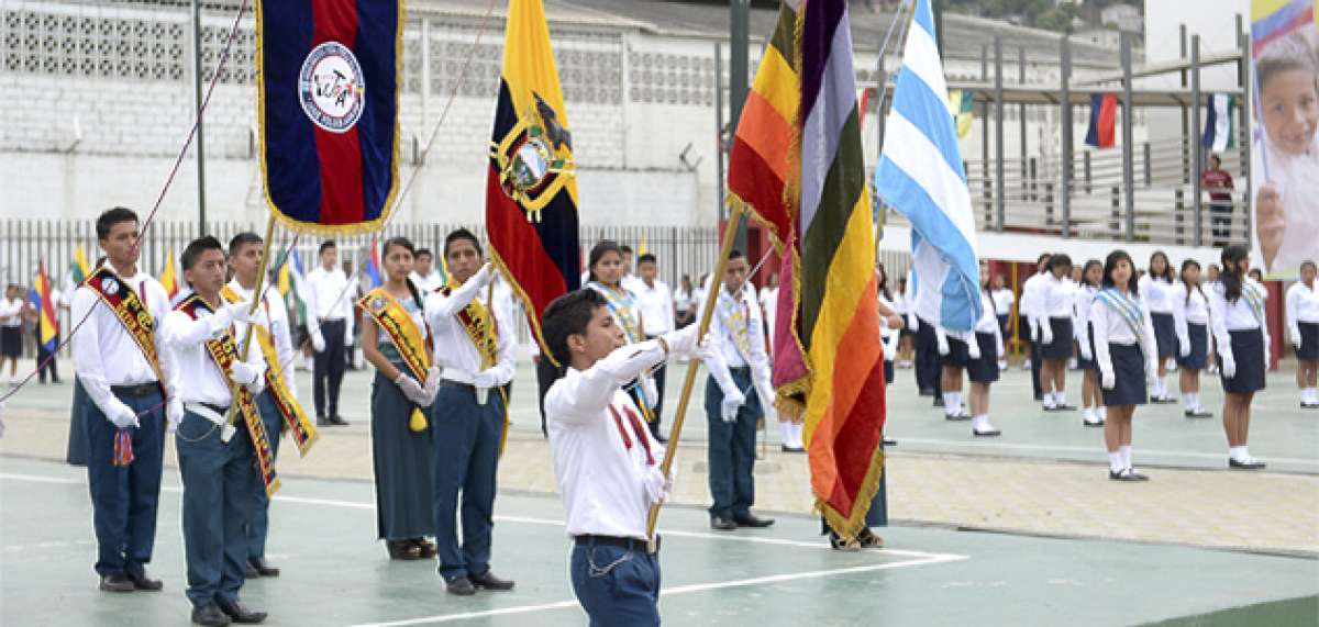 El colegio r&eacute;plica Aguirre Abad fue uno de los planteles que realizaron la ceremonia. Foto: Jos&eacute; Mor&aacute;n.