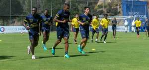 Walter Ayov&iacute;, Antonio Valencia y Fernando Gaibor durante el calentamiento, antes de iniciar la pr&aacute;ctica.