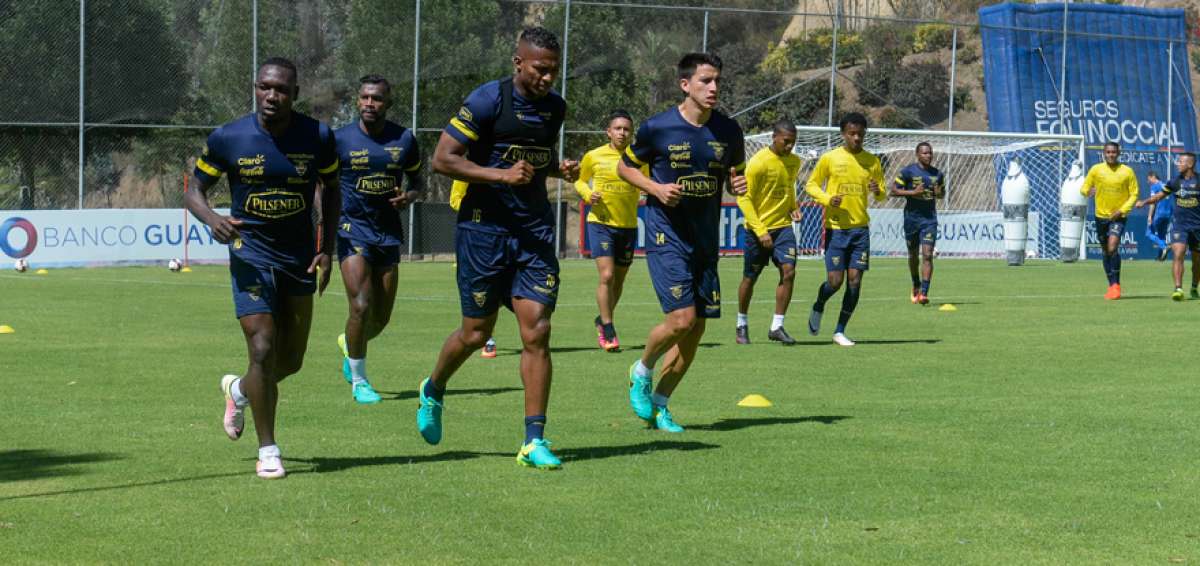 Walter Ayov&iacute;, Antonio Valencia y Fernando Gaibor durante el calentamiento, antes de iniciar la pr&aacute;ctica.