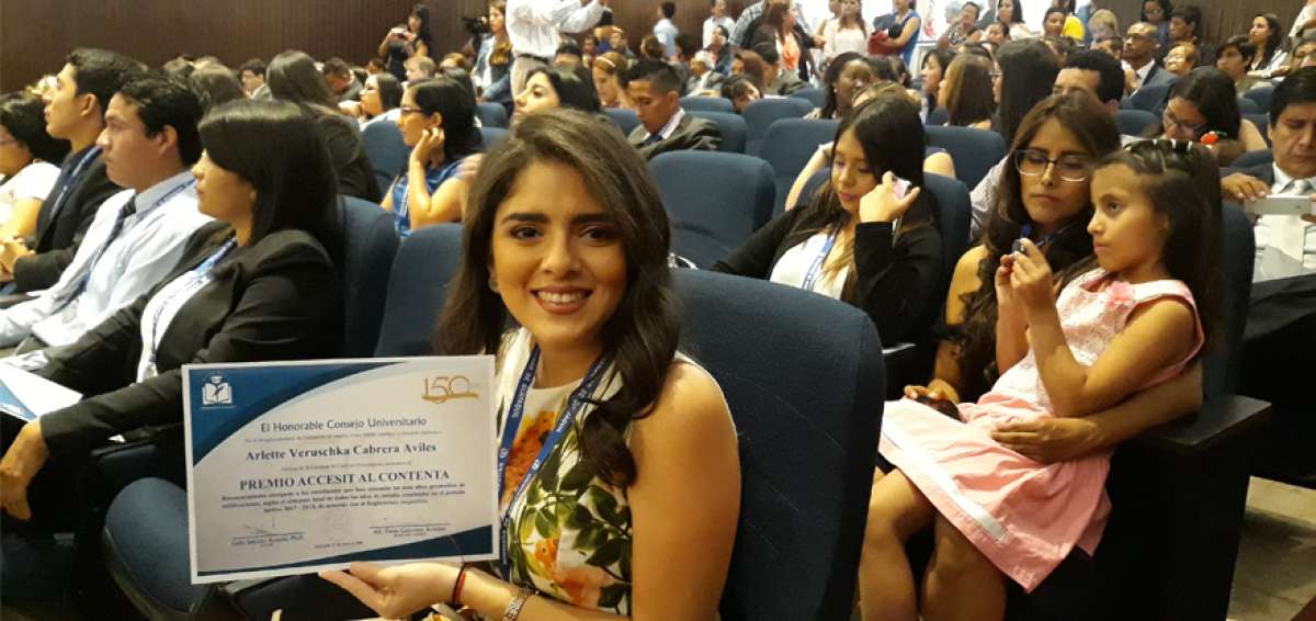 Arlette Cabrera, de 23 a&ntilde;os, recibi&oacute; el reconocimiento Acc&eacute;sit al Contenta por obtener los mejores promedios en su carrera. Ella se gradu&oacute; en 2017.