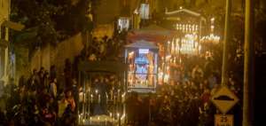 Cientos de feligreses desfilaron por las principales calles de la parroquia de Pu&eacute;llaro. Es un recorrido corto, pero agotador, seg&uacute;n dicen sus habitantes.