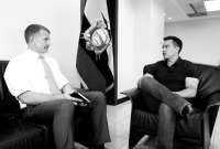 El presidente Daniel Noboa (der.) en reunión con Erik Prince, fundador de Blackwater. 