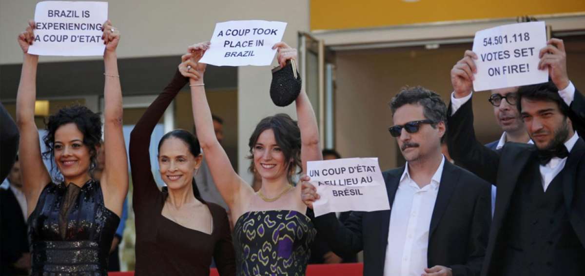 El filme se estren&oacute; el anterior a&ntilde;o en Cannes, cuando Temer ascendi&oacute; al poder. El equipo manifest&oacute; su rechazo. 