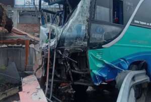 Cuatro fallecidos es el saldo de un choque entre buses y un veh&iacute;culo liviano en Ambato.
