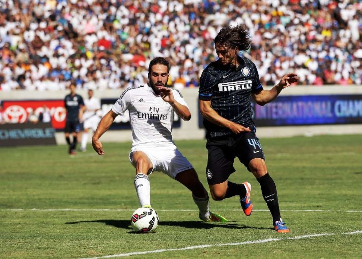 Carvajal (i) est&aacute; emocionado por los 6 torneos que disputar&aacute; el Madrid. Foto: AFP