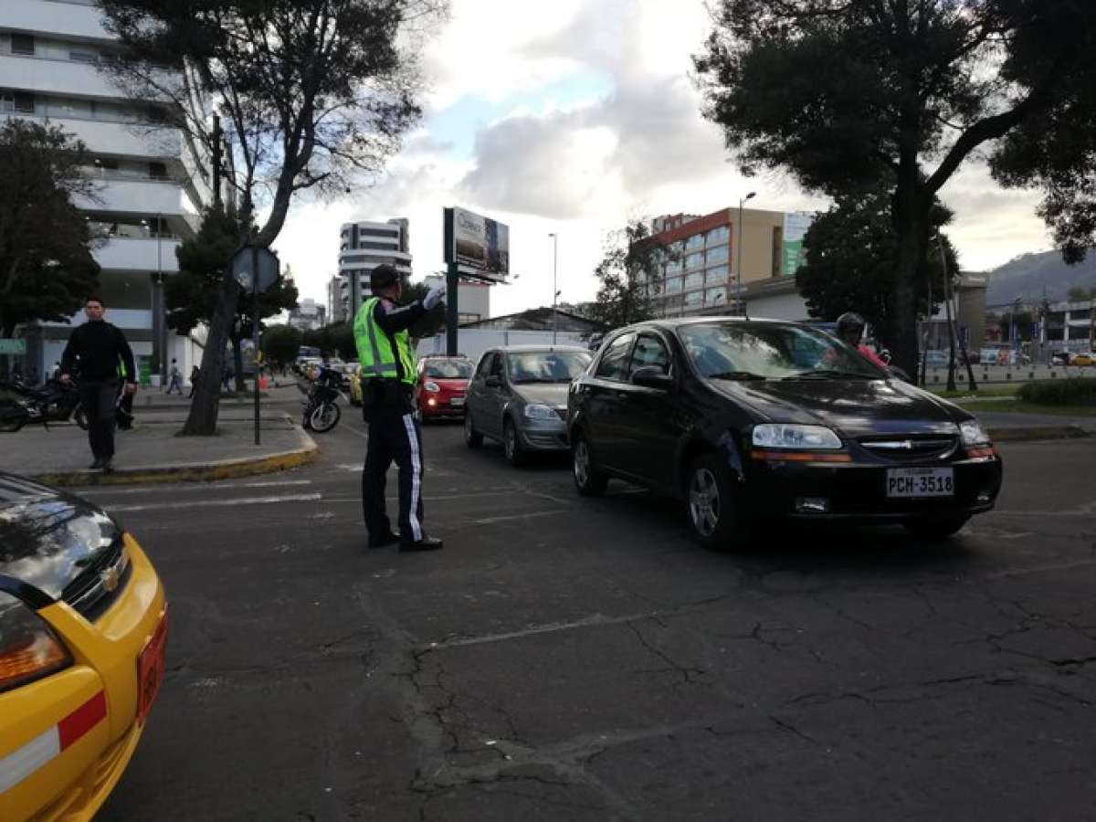 Policía Nacional detonó una caja con documentos en el mercado Iñaquito