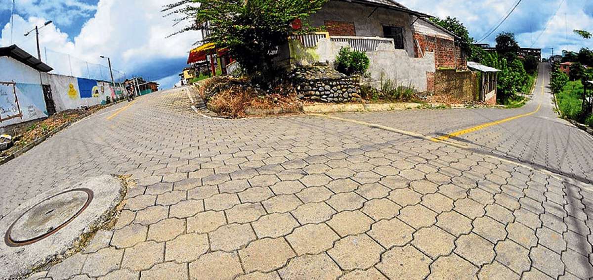 M&aacute;s de 20.000 metros cuadrados est&aacute;n adoquinados en el casco urbano del recinto El Para&iacute;so La 14. En total la obra se extendi&oacute; a 13 calles de esta comunidad de La Manga del Cura.