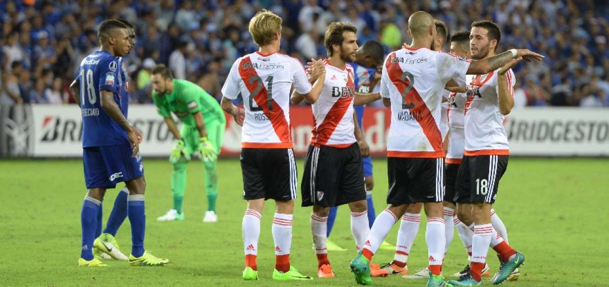 Ayrton Preciado (izq.) y al fondo el arquero Esteban Dreer, lamentan el segundo gol de River Plate.