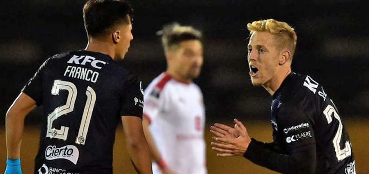El delantero espa&ntilde;ol Dani Nieto (d) celebra el tanto que le marc&oacute; a Independiente de Avellaneda para clasificar a la semifinal de la Copa Sudamericana.