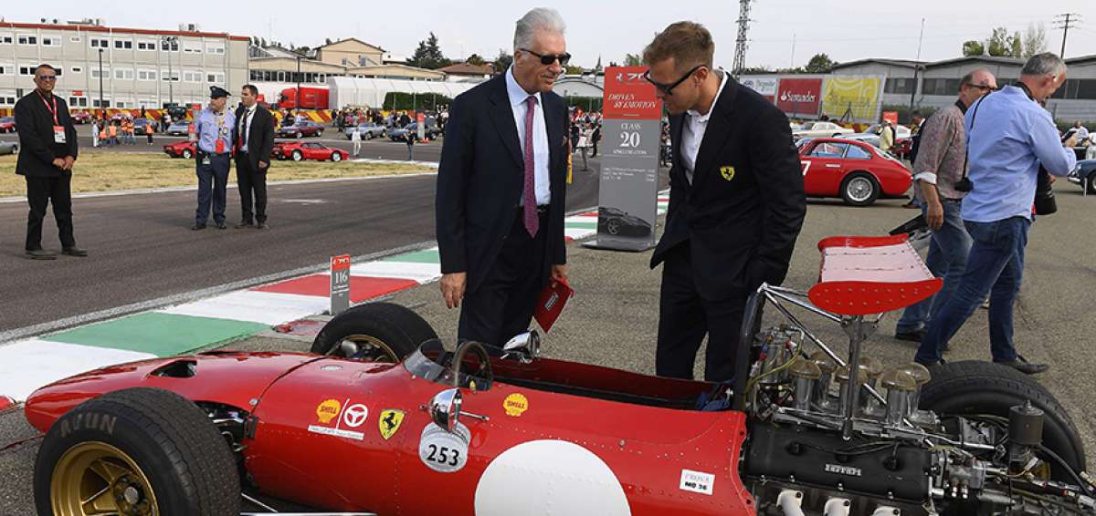  Sebastian Vettel (d) observa un b&oacute;lido antiguo de Ferrari durante una exposici&oacute;n que realiza la escuder&iacute;a en Singapur.