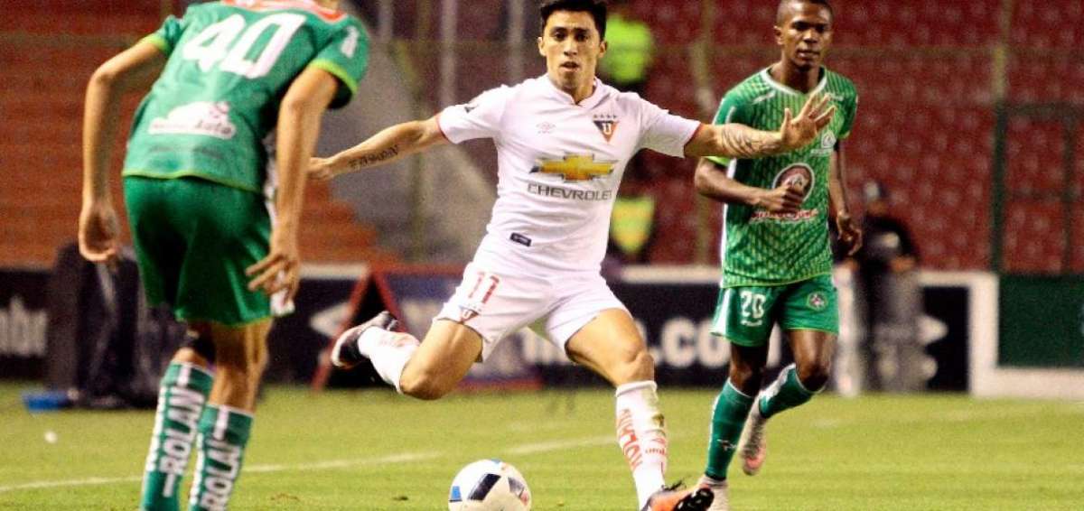 El chileno Edson Puch (c) fue la figura del encuentro ante Mushuc Runa.