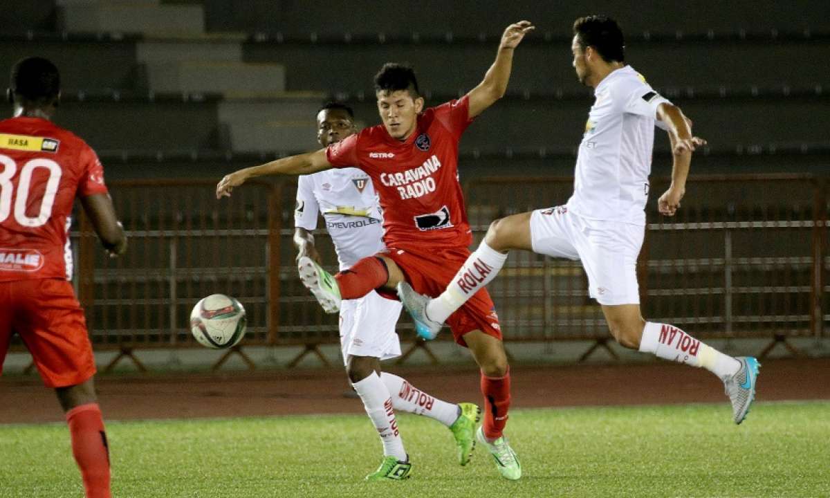Liga domin&oacute; en el segundo tiempo, pero la defensa de River estuvo acertada en la marca. Foto: Andes