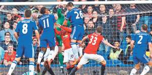 El arquero del United, David De Gea, rechaza la pelota ante la arremetida de Terry (26) y Drogba (11). Foto: AFP
