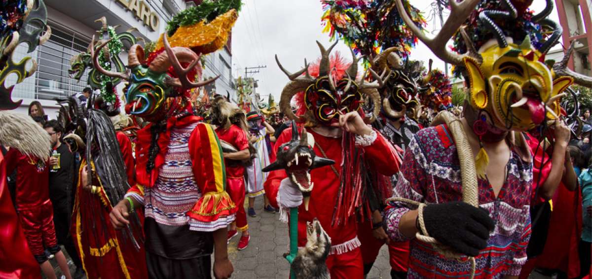 El color rojo, as&iacute; como los bastones y l&aacute;tigos predominan entre los diab&oacute;licos danzantes de P&iacute;llaro.