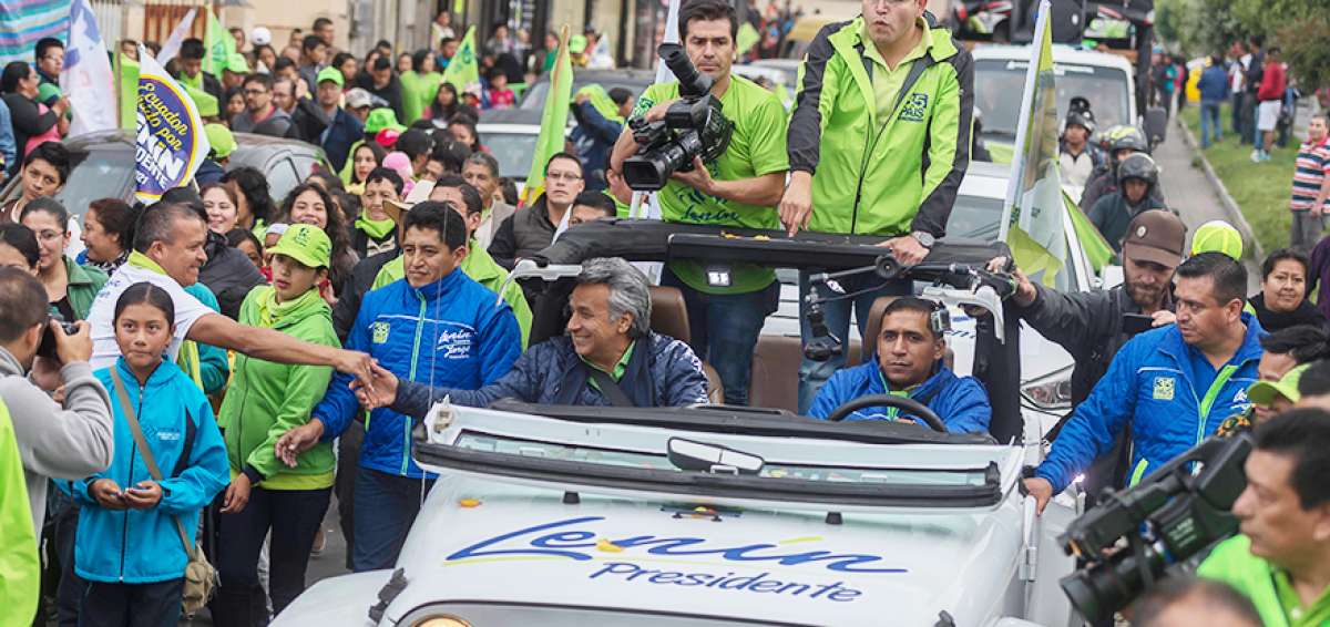  Len&iacute;n Moreno encabez&oacute; la caravana motorizada casi a las  17:30 cerca del rendondel del Minguero, en el centro de la capital de la provincia del Carchi.
