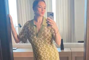 La actriz posó para una &#039;selfie&#039; en un espejo de cuerpo entero donde se puede apreciar su pancita debajo de un vestido verde y blanco.  