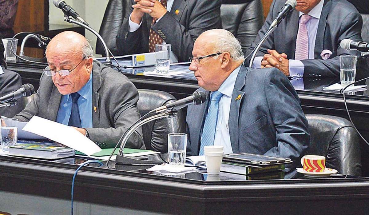 Guillermo Saltos Guale (d) s&iacute;ndico de la Ecuaf&uacute;tbol, el viernes pasado, durante la instalaci&oacute;n fallida del Congreso. A su lado, el secretario Francisco Acosta. Foto: Lylibeth Coloma / El Tel&eacute;grafo
