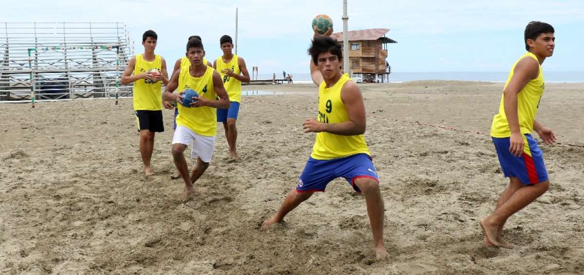El combinado nacional realiz&oacute; toda su preparaci&oacute;n en la playa El Murci&eacute;lago, en Manta.
