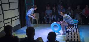  Miriam Chicaiza, quien interpreta a Ana, durante una escena en la que cuestiona las acciones de Rub&eacute;n (papel de Diego Coral), un instructor de nataci&oacute;n.