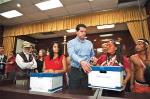 Alex Guerra, secretario del CNE, recibi&oacute; las cajas con las firmas recolectadas por el colectivo. FOTO: JOHN GUEVARA.