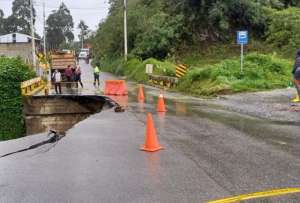 La vía Loja-Malacatos está cerrada. Hubo un deslizamiento en la carretera. 