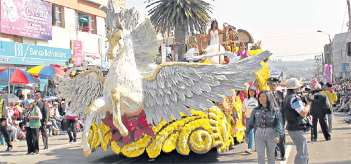Solidaridad, buena vecindad, mano extendida para levantar...son los valores que deben reencontrarse con cada evento de la Fiesta de la Fruta y de las Flores, que empez&oacute; con un gran des file desde 1951 hasta la actualidad. FOTO: ROBERTO CHAVEZ 