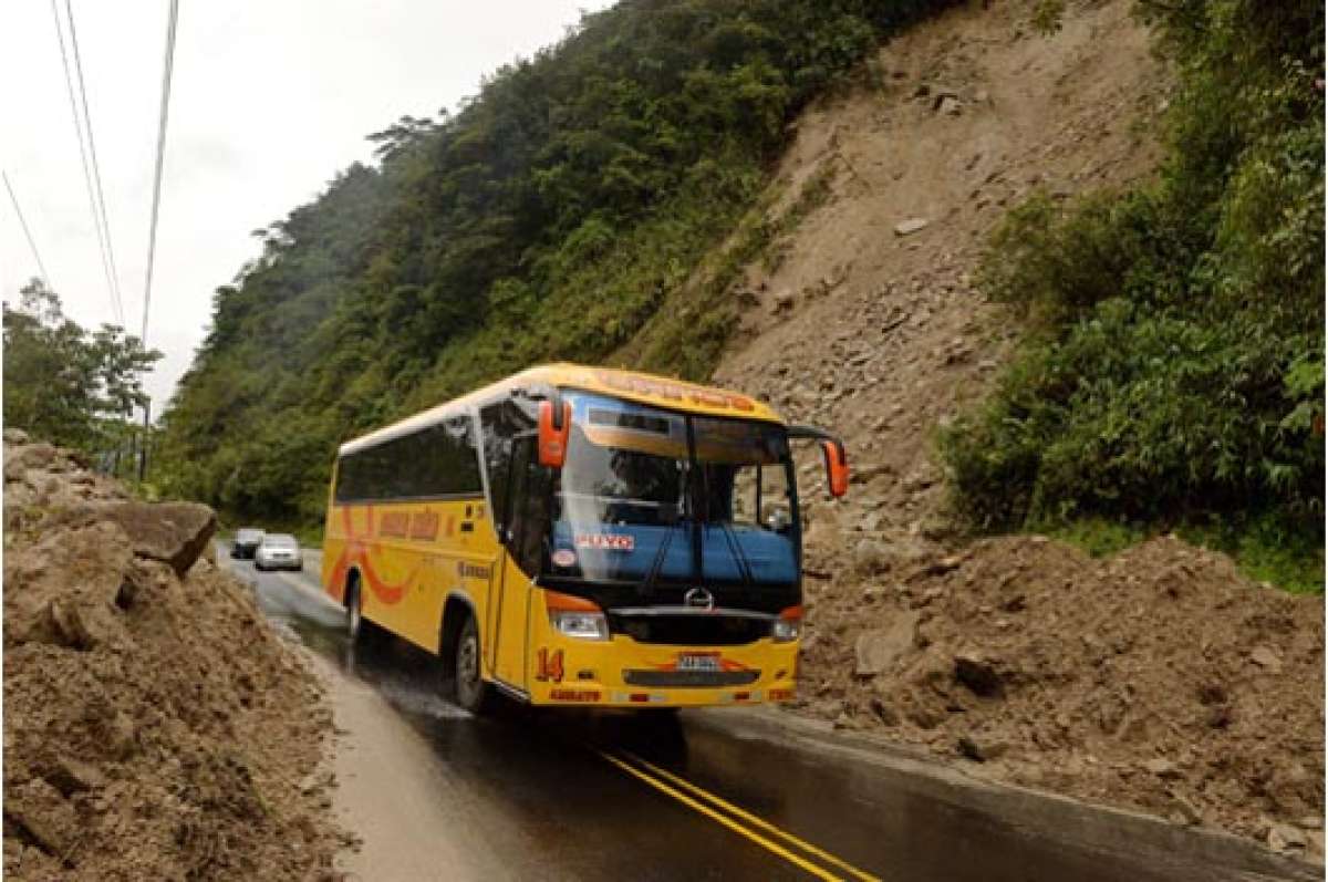 El paso en la zona de Ba&ntilde;os fue habilitado ayer a las 06:00 por el personal de la empresa Verdu, encargada del mantenimiento de la v&iacute;a Ba&ntilde;os-Puyo.