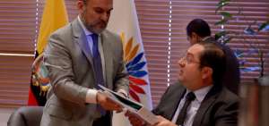 El ministro de Econom&iacute;a y Finanzas, Carlos de la Torre, entreg&oacute; al presidente de la Asamblea, Jos&eacute; Serrano, los documentos con los que justifica la legitimidad de la transferencia realizada en d&iacute;as pasados.