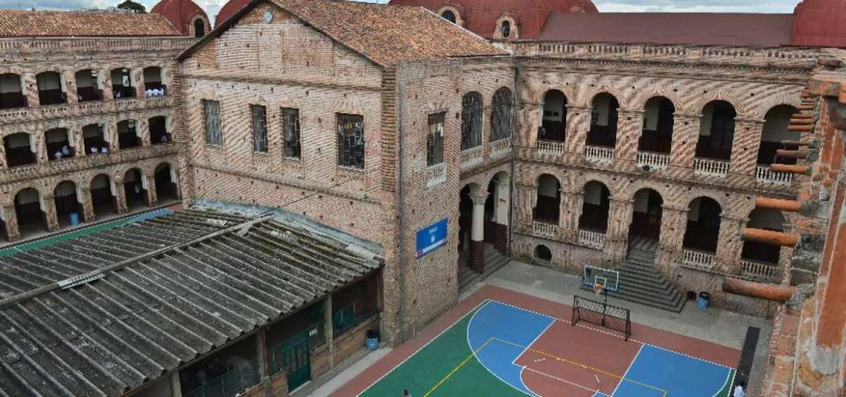 Su estructura tiene 93 a&ntilde;os, fue su rector Andr&eacute;s F. C&oacute;rdova quien comenz&oacute; la construcci&oacute;n de este establecimiento, uno de los m&aacute;s antiguos de Cuenca.