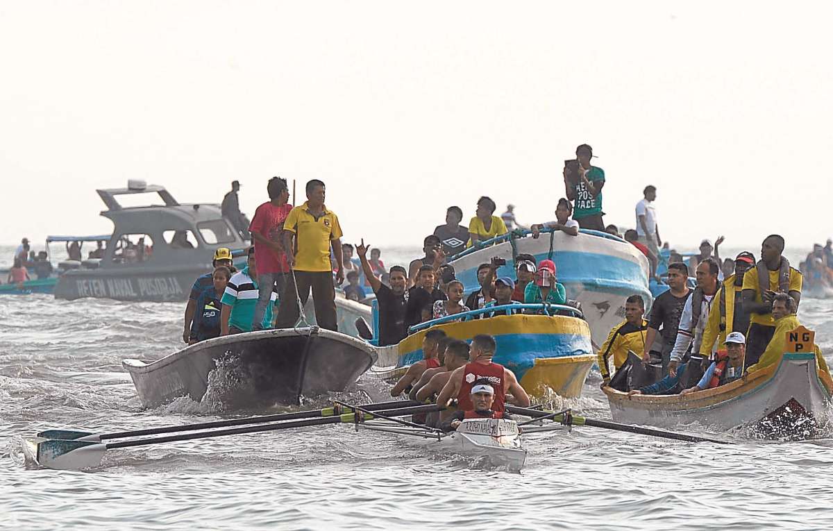 Instantes en que Asociaci&oacute;n Deportiva Naval ingresaba al malec&oacute;n de Posorja. Los jueces, en botes aleda&ntilde;os, registraron el tiempo de la yola.