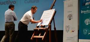 Juan Fernando Velasco, ministro de Cultura, durante la firma del convenio.