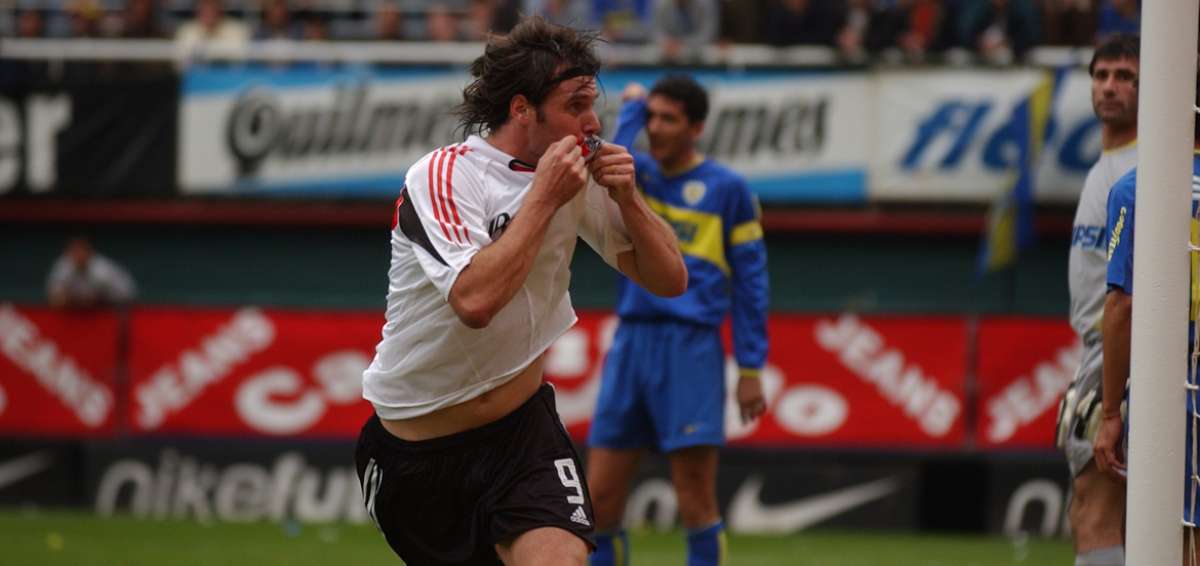 El goleador argentino Cavenaghi se retira a los 33 a&ntilde;os