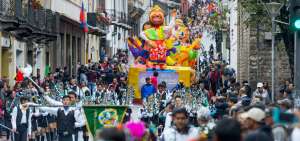 La lluvia no detuvo a los participantes del Corso, ni a quienes disfrutaron del desfile por la calle Venezuela hasta la 24 de Mayo.