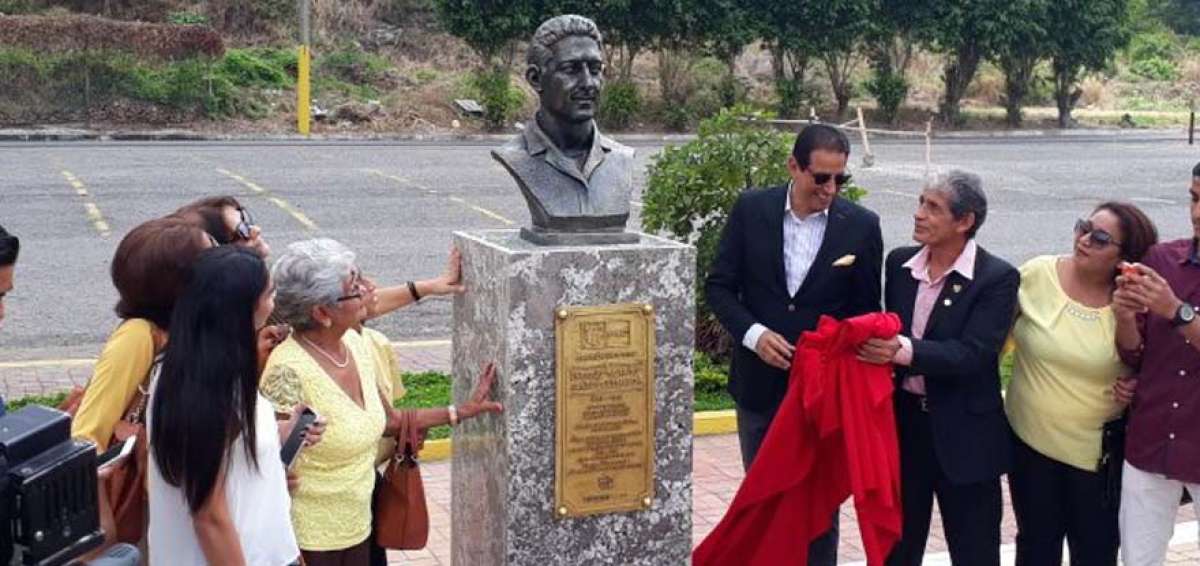 BSC inmortaliza a 'Pajarito' Cantos con un busto en el Monumental